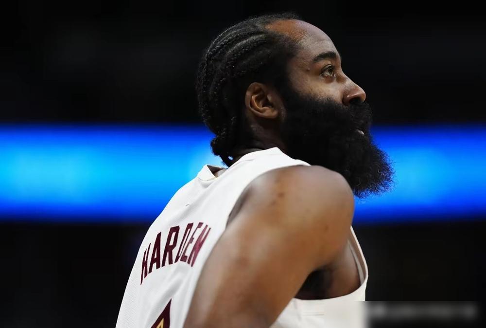 别吹哈登13+11了，这数据看着都脸红。
全场运动战只进一个球，你敢信？4次出