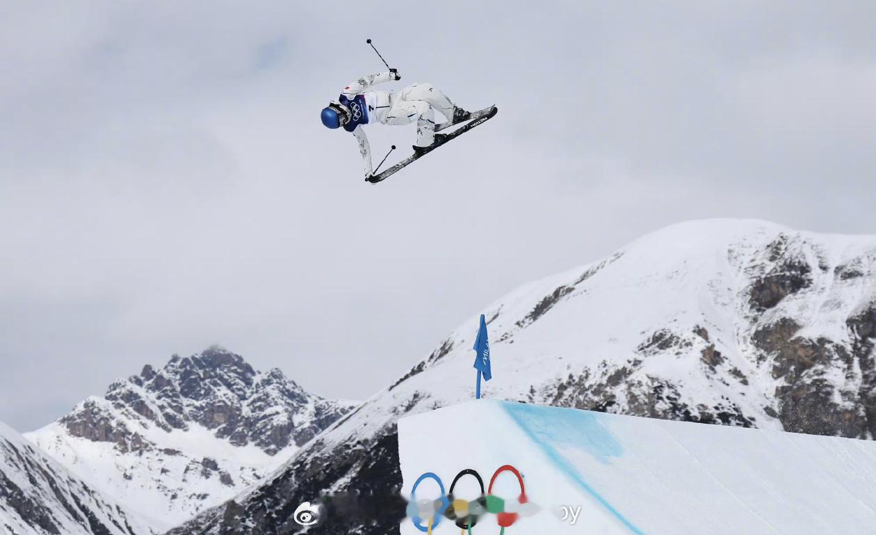 谷爱凌青花瓷龙战袍绝美雪坡之上，她腾空的身影划出优美弧线。那一刻，衣袂翩跹，青花