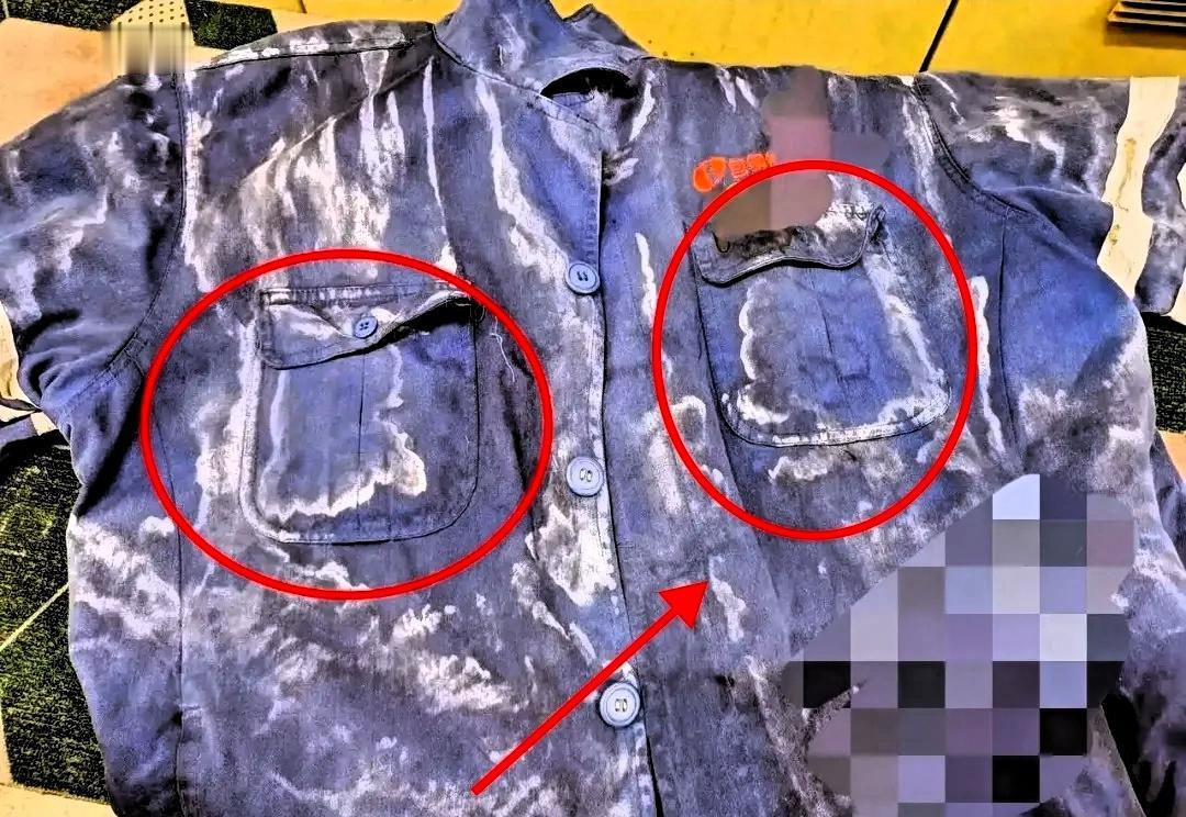 这就是包钢一线工人的工作服，
上面那些发白的印子，
根本不是啥普通脏东西，是车间