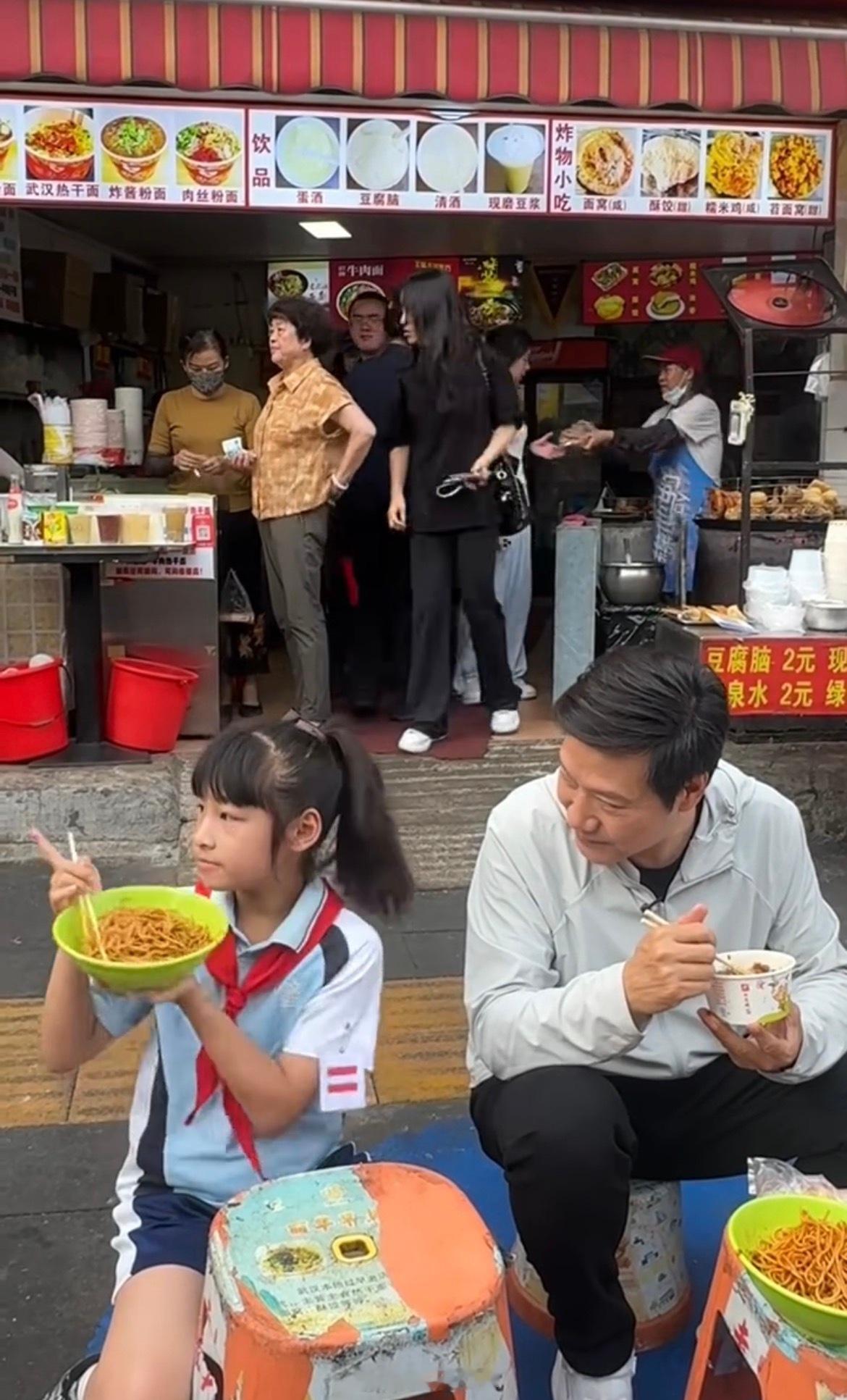 有网友偶遇雷总在武汉吃热干面，不得不说雷总真是太接地气了，和小孩姐、小孩哥有说有