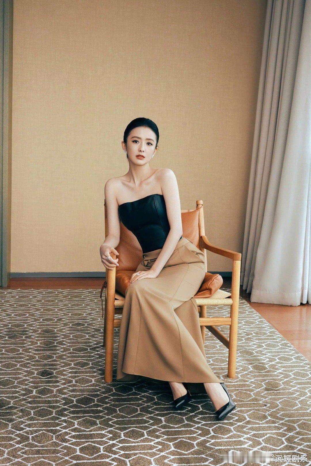 佟丽娅一个对视把我美晕 那双眼睛仿佛有魔力，能瞬间抓住人的注意力。再加上她身上那