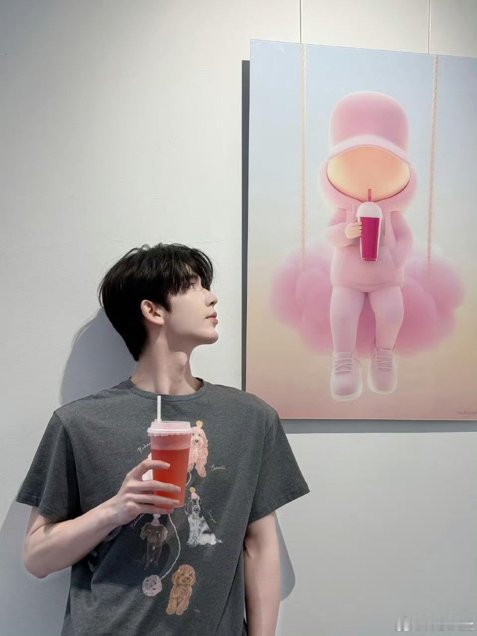 张凌赫对镜拍上新了 张凌赫的对镜拍又更新了，这次还是那么好看。他穿涂鸦T恤牛仔裤