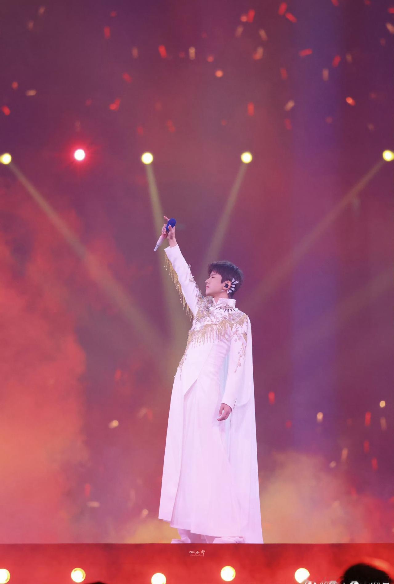 🐮张杰在鸟巢过上双休了
🔥张杰演唱会上五休二
张杰也是在鸟巢上五休二，过上双