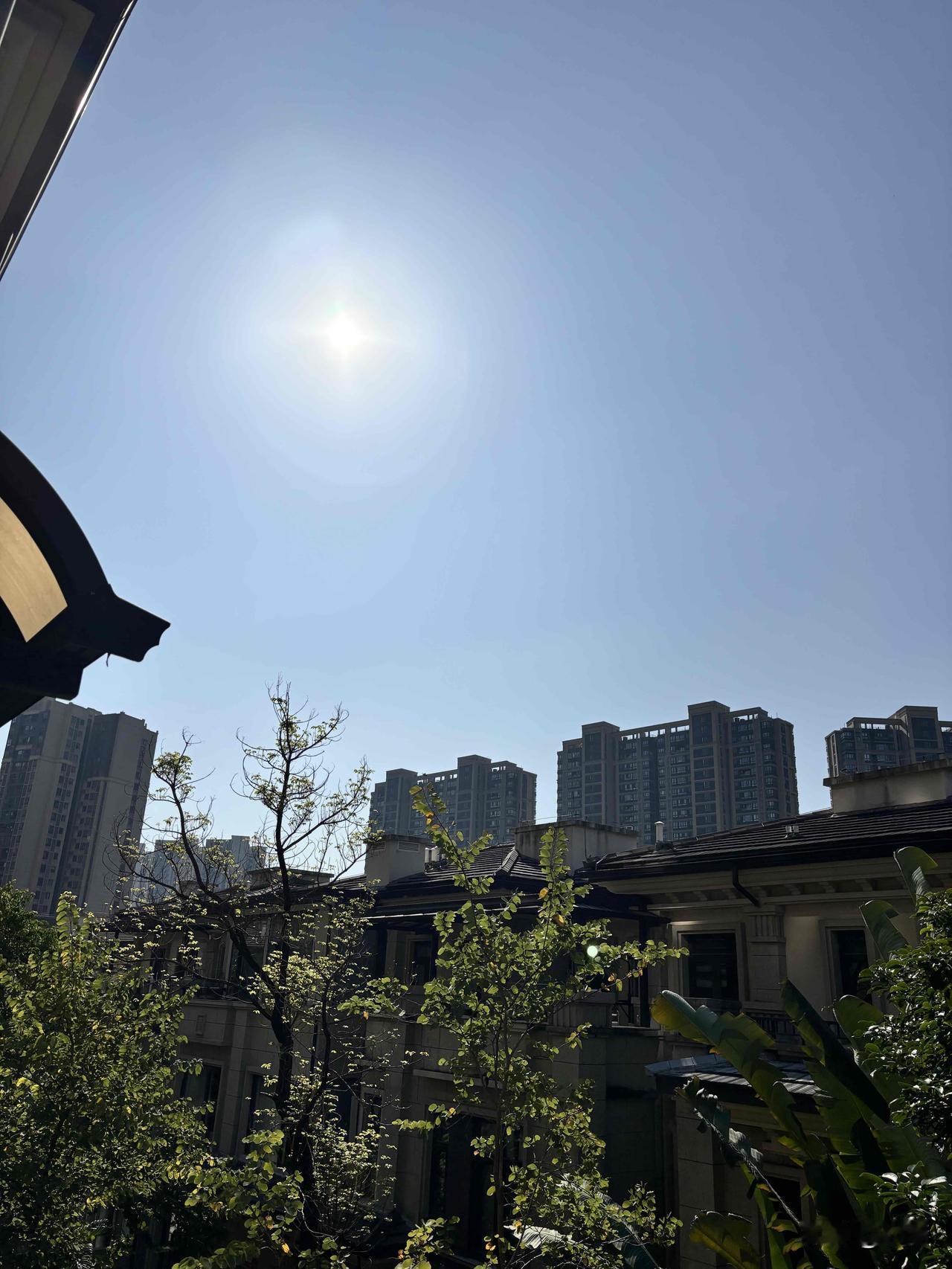 冬至是二十四节气里最特殊、最关键的一个节点。因为是阴极之至，阳气始生的时刻，天地