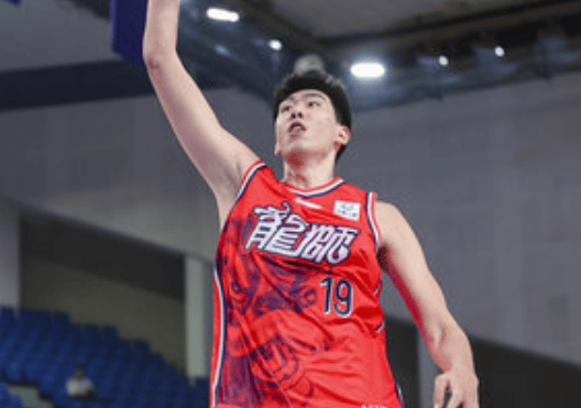 米切尔谈徐昕：徐昕今天表现很不错，将来会多给他一些球权