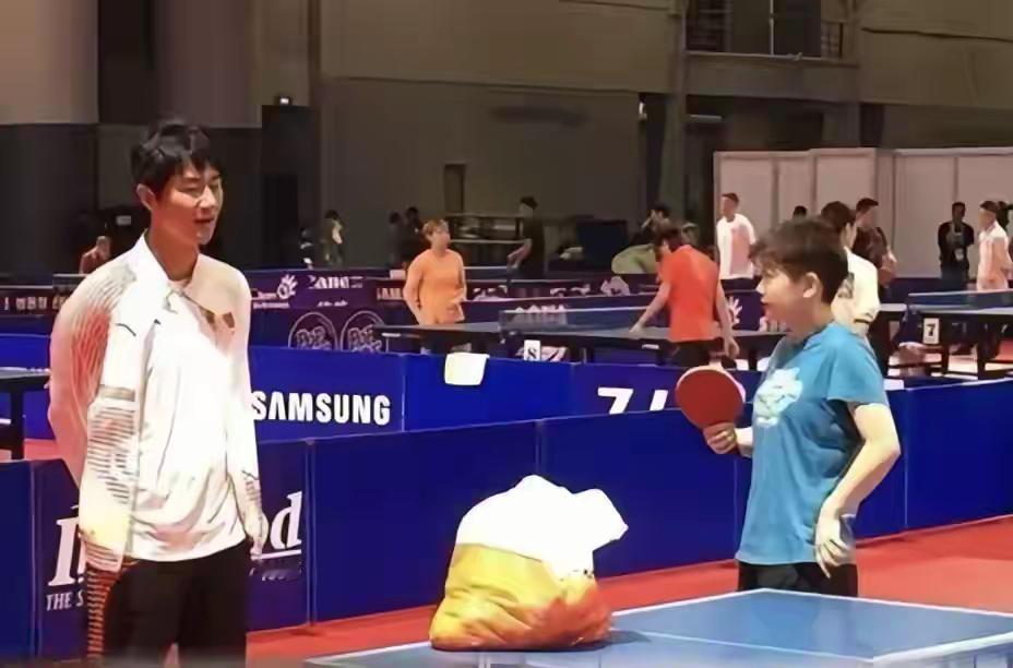 第一张乖乖的小可爱，第二张撒娇小可爱[呲牙]