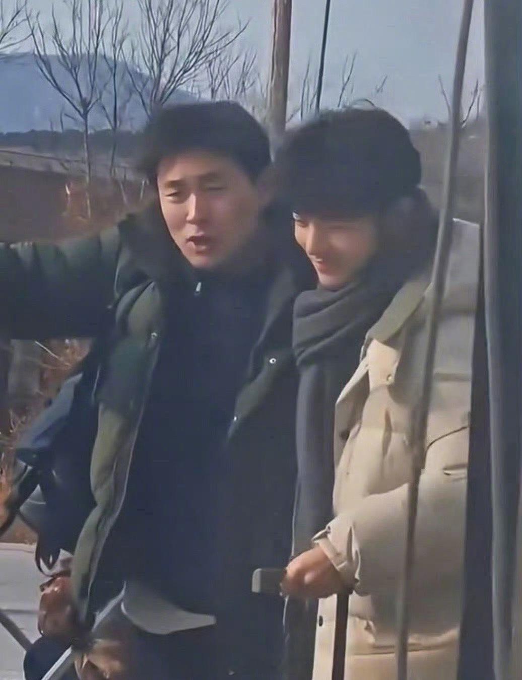 肖战王彦霖片场眼睛笑成一条缝 感谢王彦霖让我对肖战的脸到底有多小有了实感