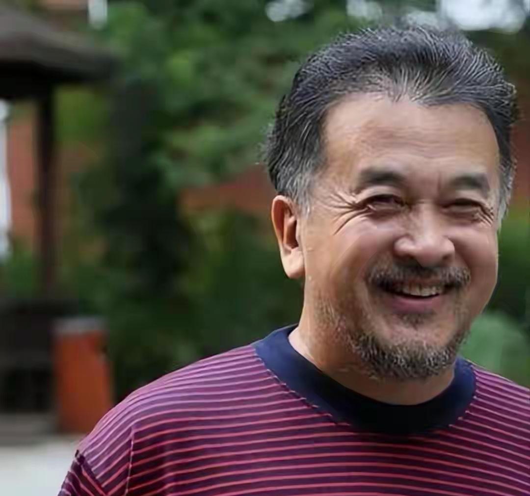 65岁的黄宏如今生活低调又朴实，住在北京朝阳区普通老小区，过着退休老人的日子，常