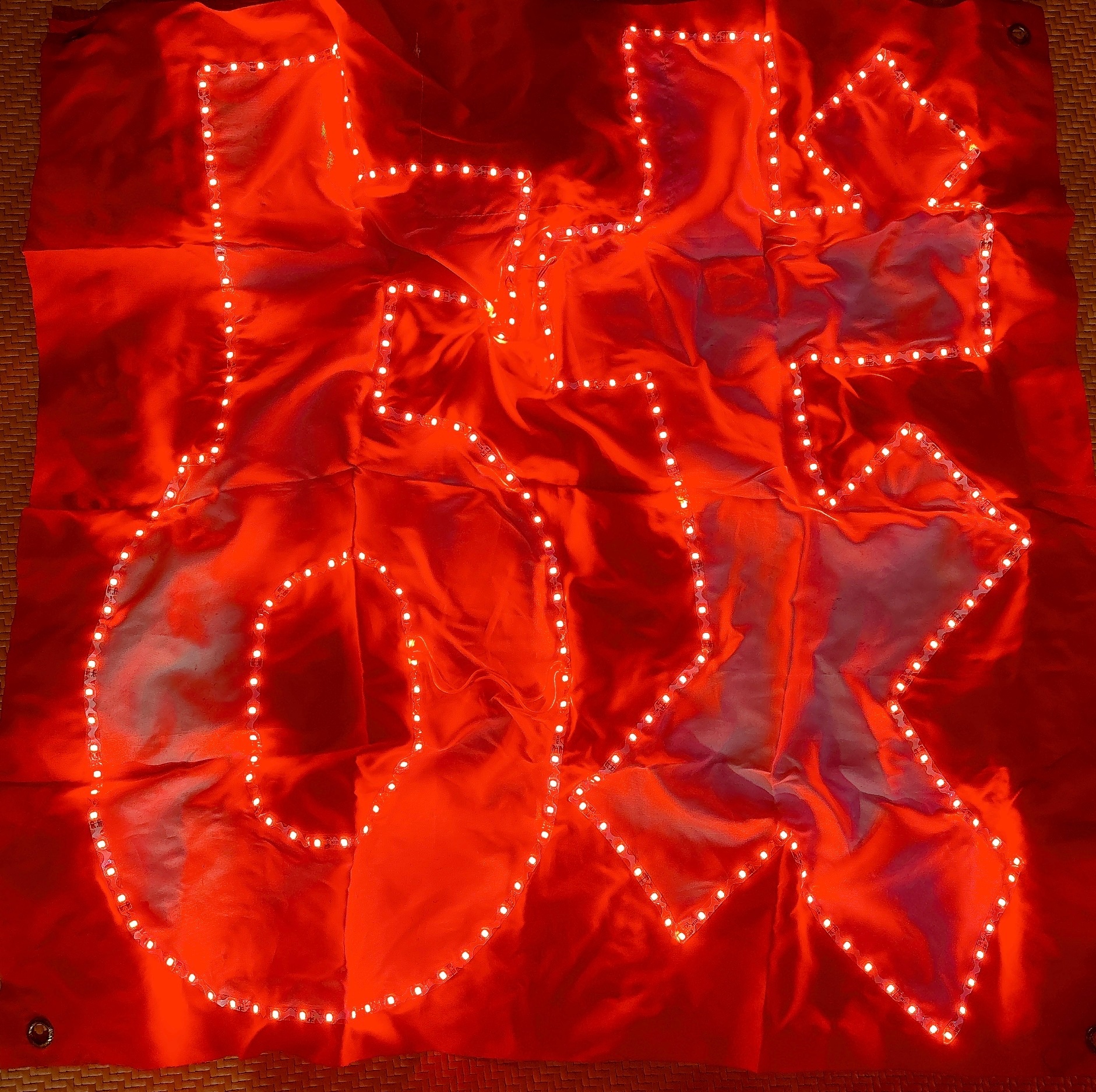 终于把19年压箱底的灯牌找出来了，电池盒一接就亮了，这么多年电池居然都没坏 