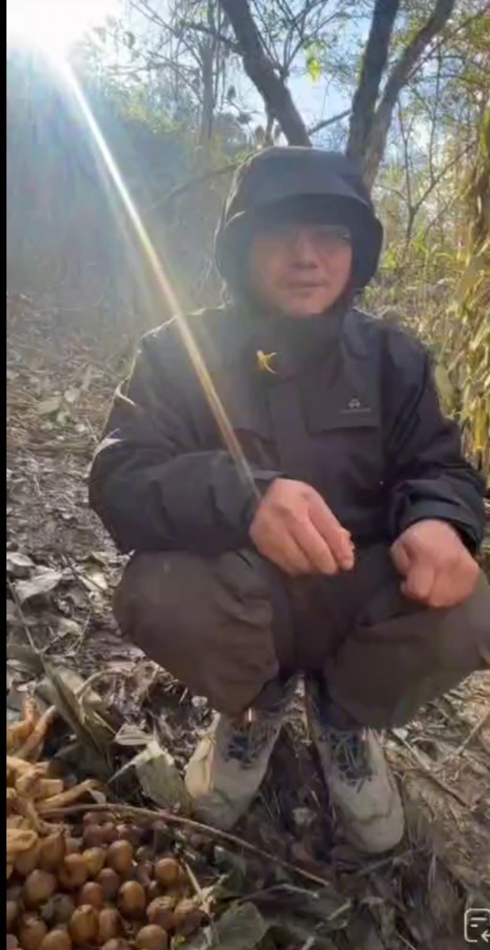 #男子七星山荒野求生靠三件套续命# 【#丈夫荒野求生妻子从嘲笑到骄傲#】近日，湖