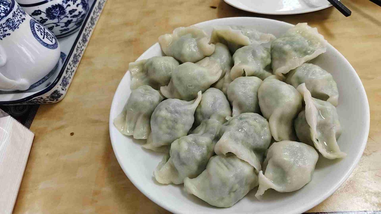 午餐吃个饺子，浇花弄草，收拾家务，这就是日子，还要什么自行车？一盆绿植，就让整个