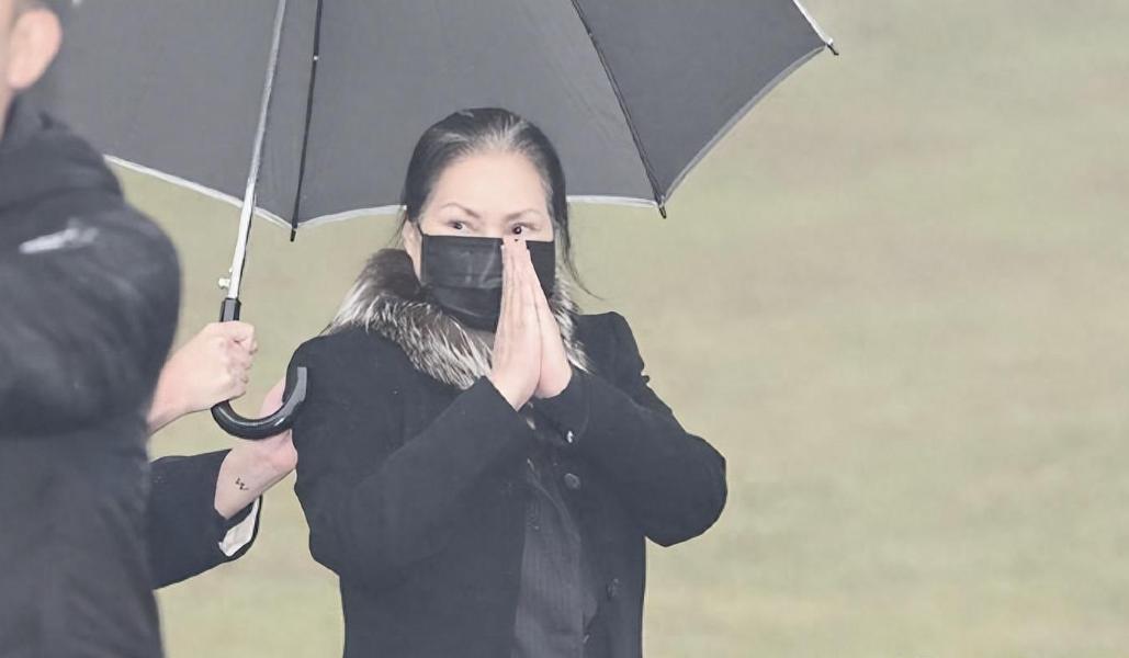 白发人送黑发人！2月2日大S雕像揭幕，S妈挽着女婿具俊晔的胳膊现身，面对媒体还双