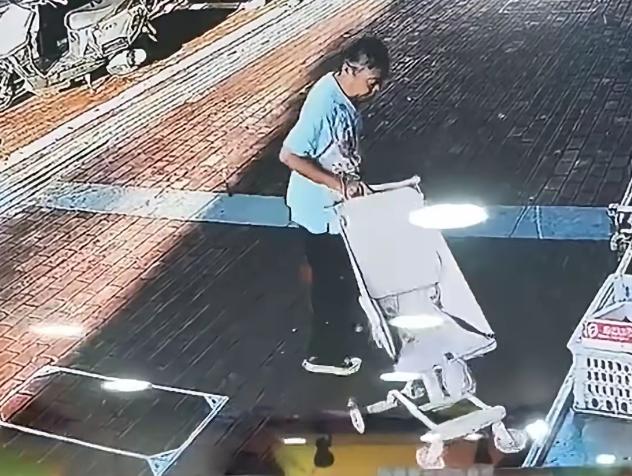浙江湖州一个宝妈的天塌了，给孩子新买的婴儿车，放在门口被一个老人顺手牵羊，实在太