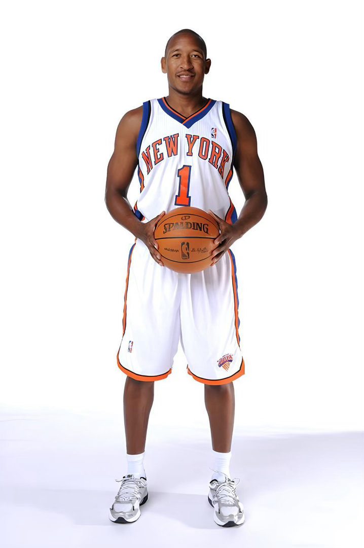 篮天下 2009 年的纽约尼克斯媒体日，孙悦赛季前被裁，重回北京奥神。Image