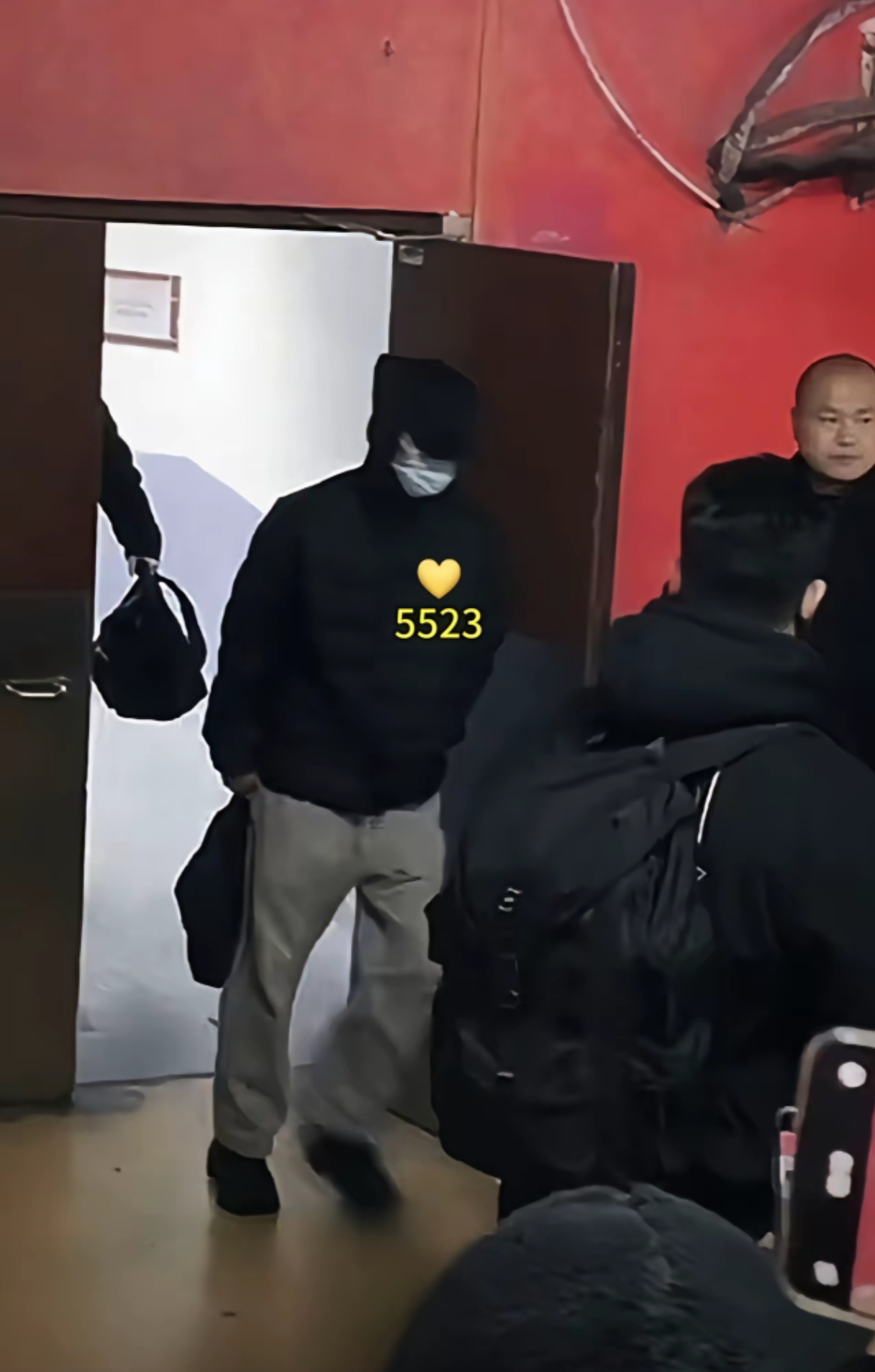 一时分不清这是肖战还是王一博😳😳 