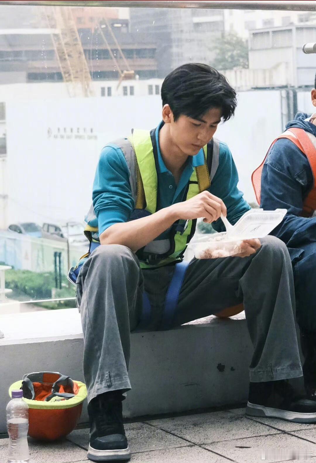 张凌赫[超话]  要是有这么帅的男朋友你愿意陪他去干工地吗真的尽情想象所有小说男