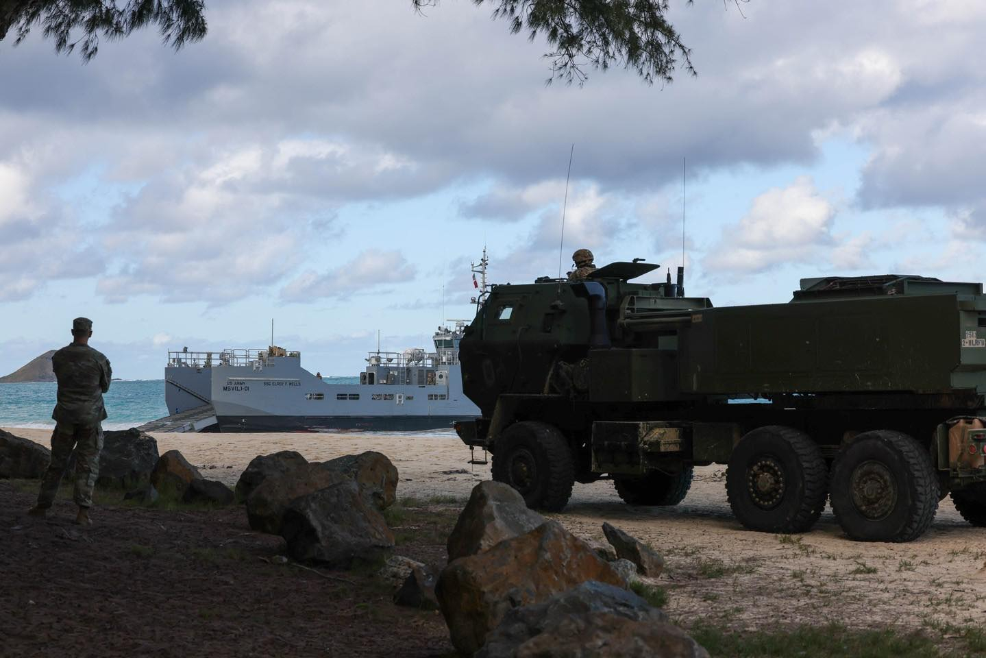 “高机动火箭炮系统快速渗透”(HIRAIN) 