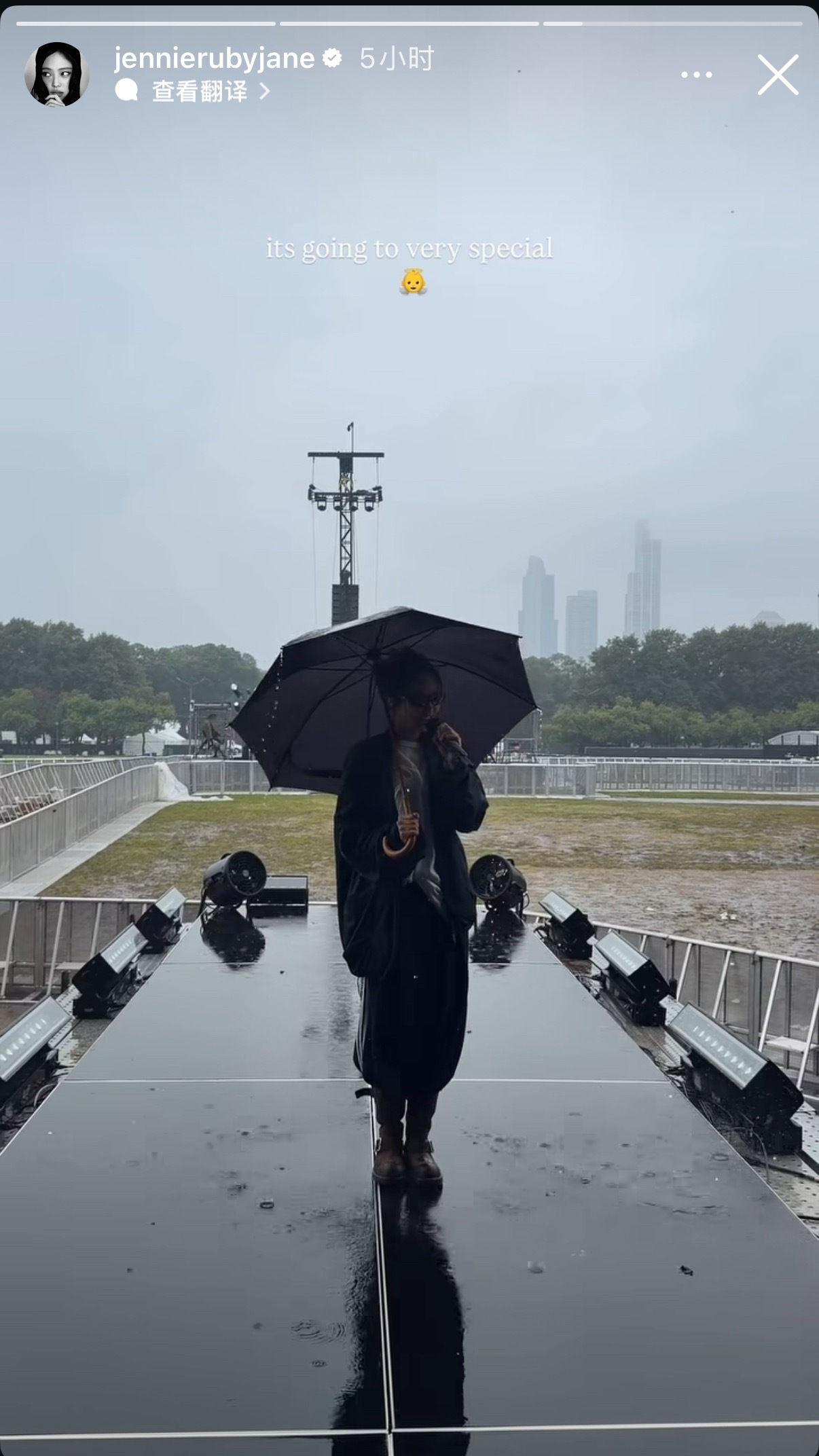 所以演出前说：“（今天的表演）将非常特别👼”，是因为新歌/新专确实是小天使概念