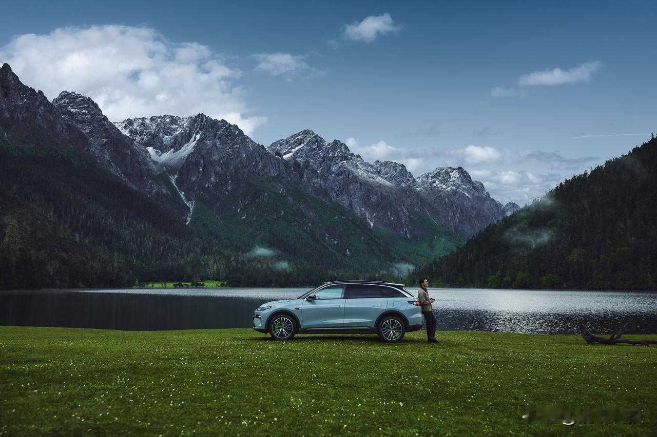在西塘的茶馆躲雨，突发奇想取下耳机，用平板的音频流转功能把雨声、船桨声和即兴录下
