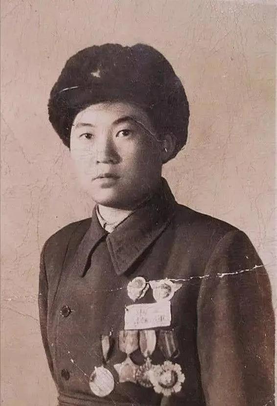 英姿飒爽的女战士，岁月见证的荣耀！
如果不是因为被炸伤重度昏迷，或许谁也不曾想到