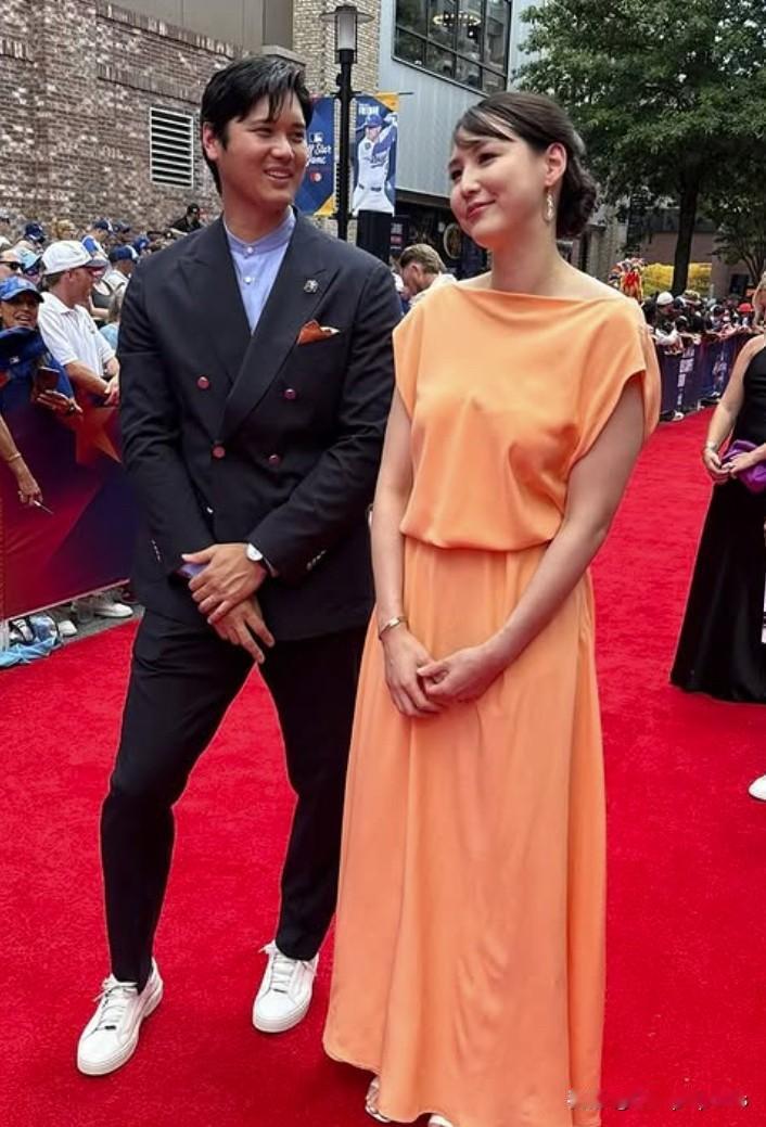 巨星大谷翔平 在球场表现出色，让他的球坛地位和个人价值持续攀升，他以10年7亿美