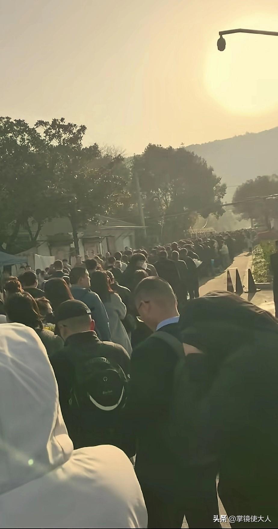 张雪峰的告别仪式，最令人感动的

不是现场去了很多人，

也不是大家伤心流泪，而