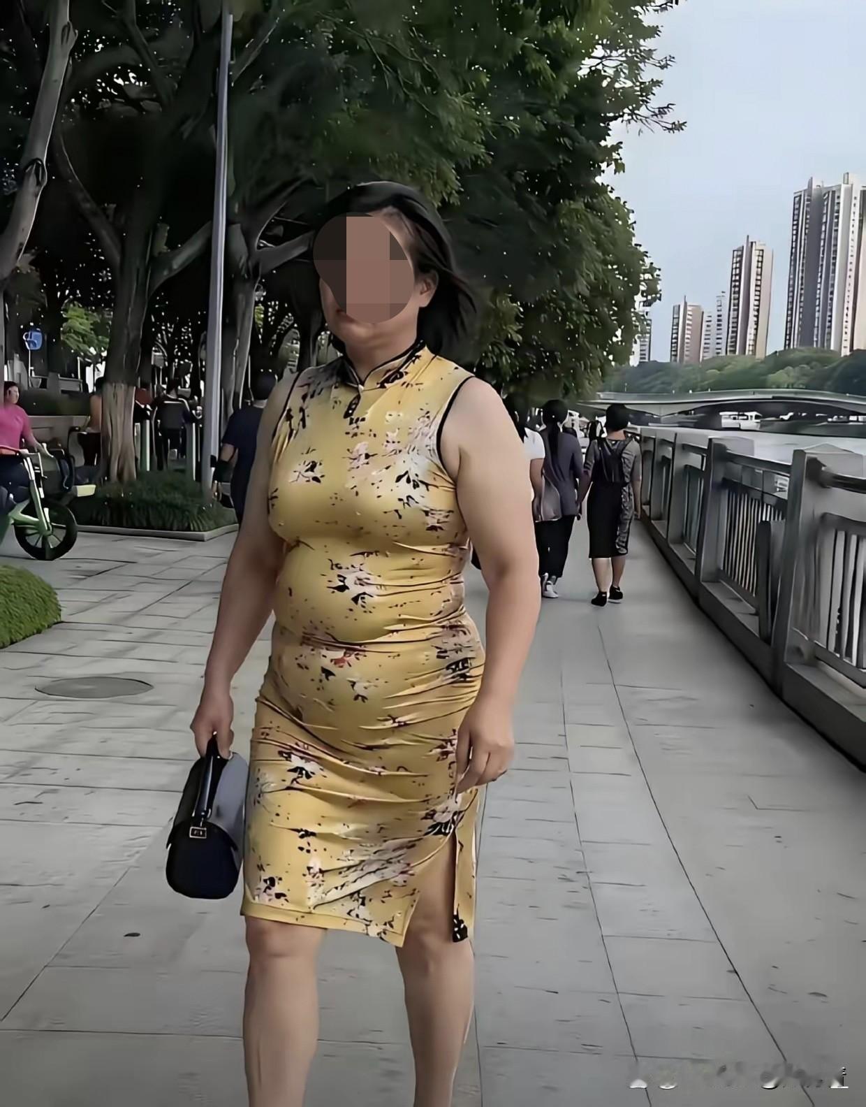 “这大妈上辈子和旗袍结下了缘分，不穿旗袍心里难受，穿旗袍勒的难受。”网友说的挺幽
