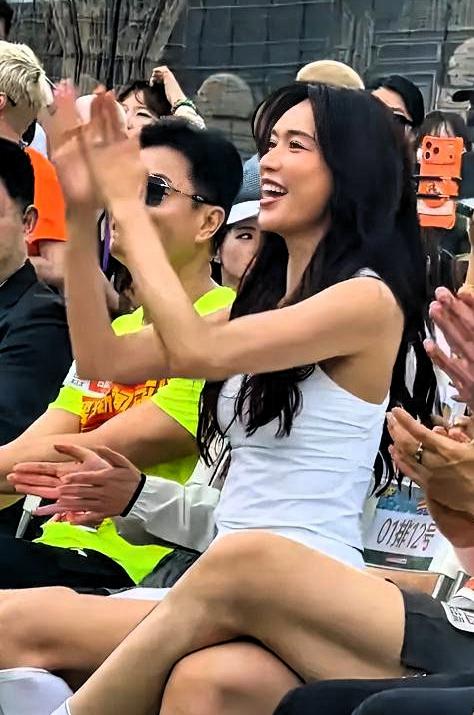 疯了！51岁还能美成这样！
生图里肩颈线条利落，腰臀比例完全不输二十几岁女星。