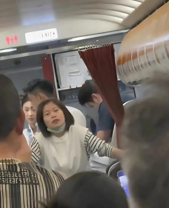 #护苗有我2024#
11月7日，海航旗下北部湾航空航班准备起飞前，一女子不按规