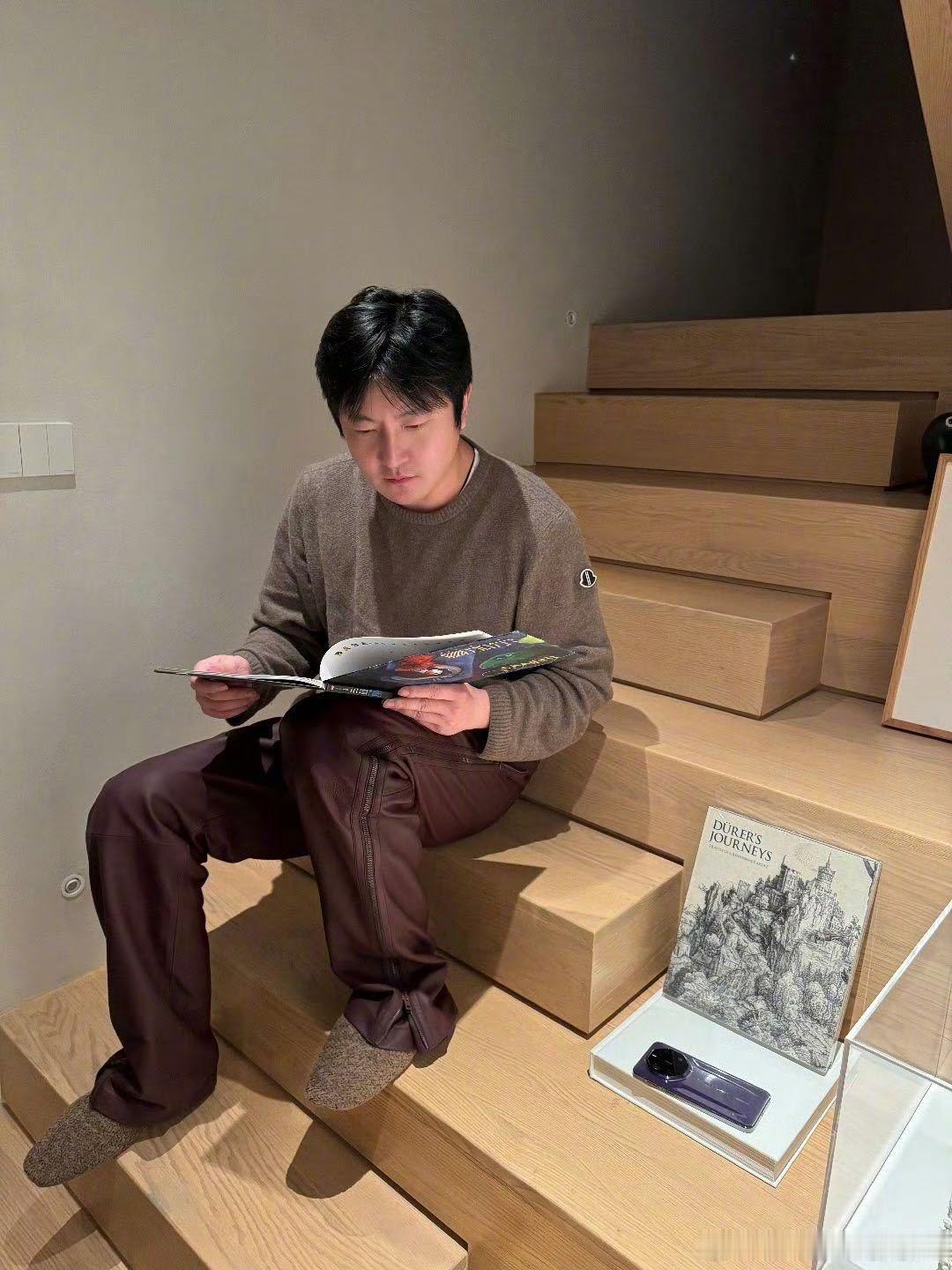 还以为郭京飞来跑男了奔跑吧 路人把奔跑吧导演姚译添认成郭京飞，外型发型相似度很高