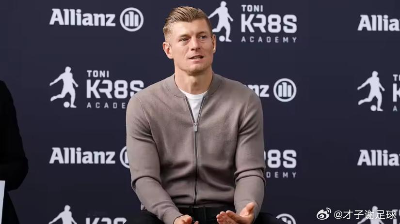 据西班牙《阿斯报》报道，皇马正积极运作，力争在下赛季让德国传奇球星克罗斯回归，担
