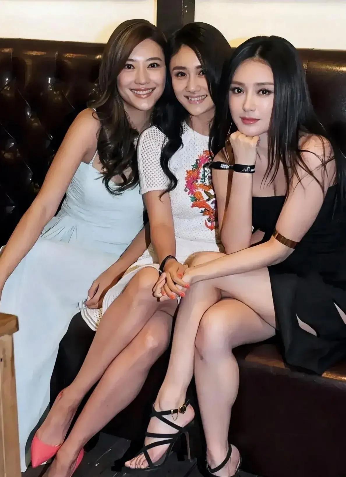 相当经典的一张图片，性感迷人的气息扑面而来。黑色连衣裙，一头乌黑亮丽的秀发，手托