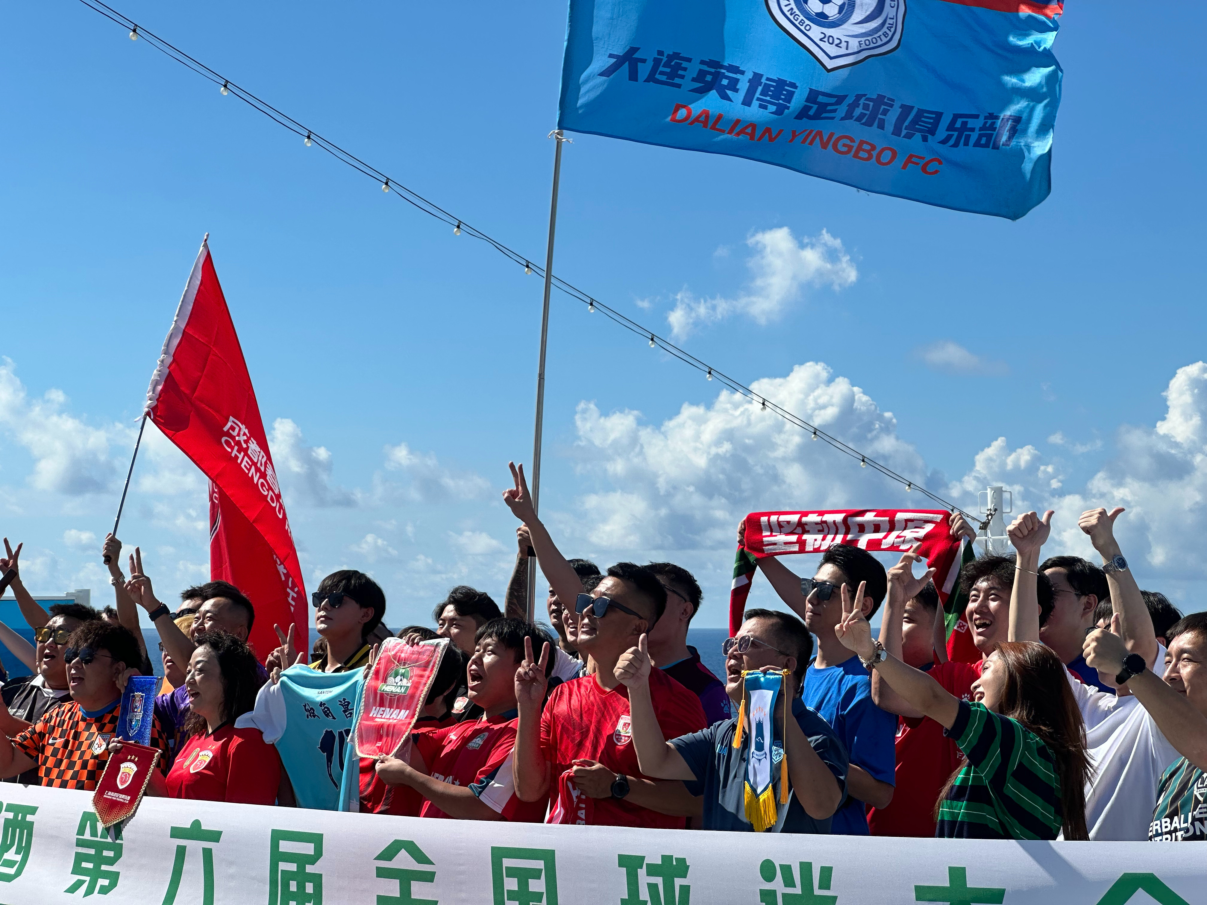 能挥队旗的是上座率冠军和成绩冠军？[吃瓜]中超联赛 ​​​