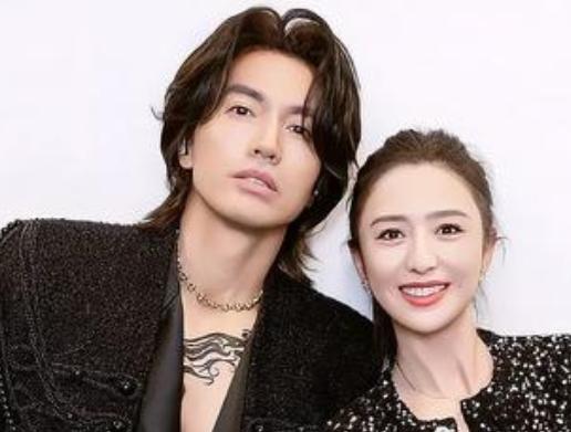 佟丽娅和言承旭的友情始于2014年合作的电视剧《恋恋不忘》。当时，佟丽娅主动向言