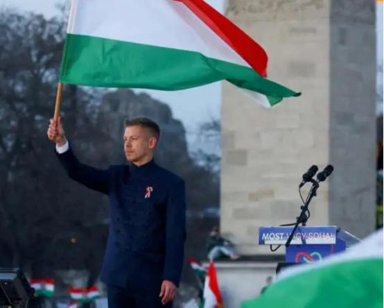 匈牙利 变天，马扎尔手持国旗，宣布赢得大选。(还是以至少三分之二优势大胜)

马