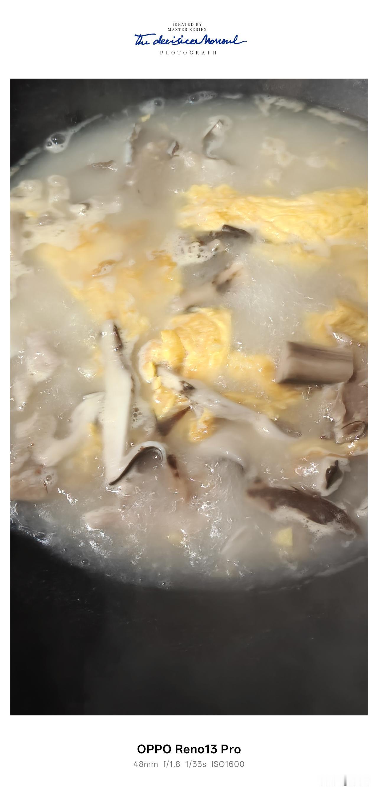 秋天这碗山蘑菇汤硬是鲜！[赞][赞][赞]
这段时间算是有口福了，在家乡的山坡上