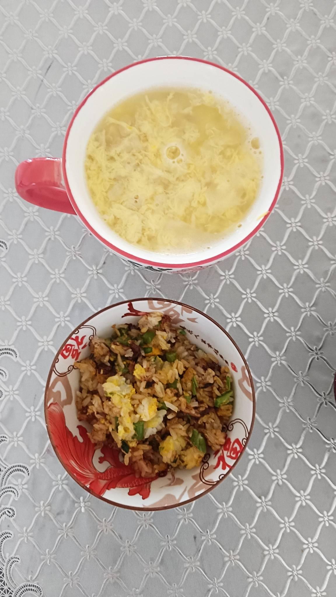 我看完手心有点凉。
一个当妹妹的，把妹妹求了不知道多久才买到的酸奶，一把夺过来，