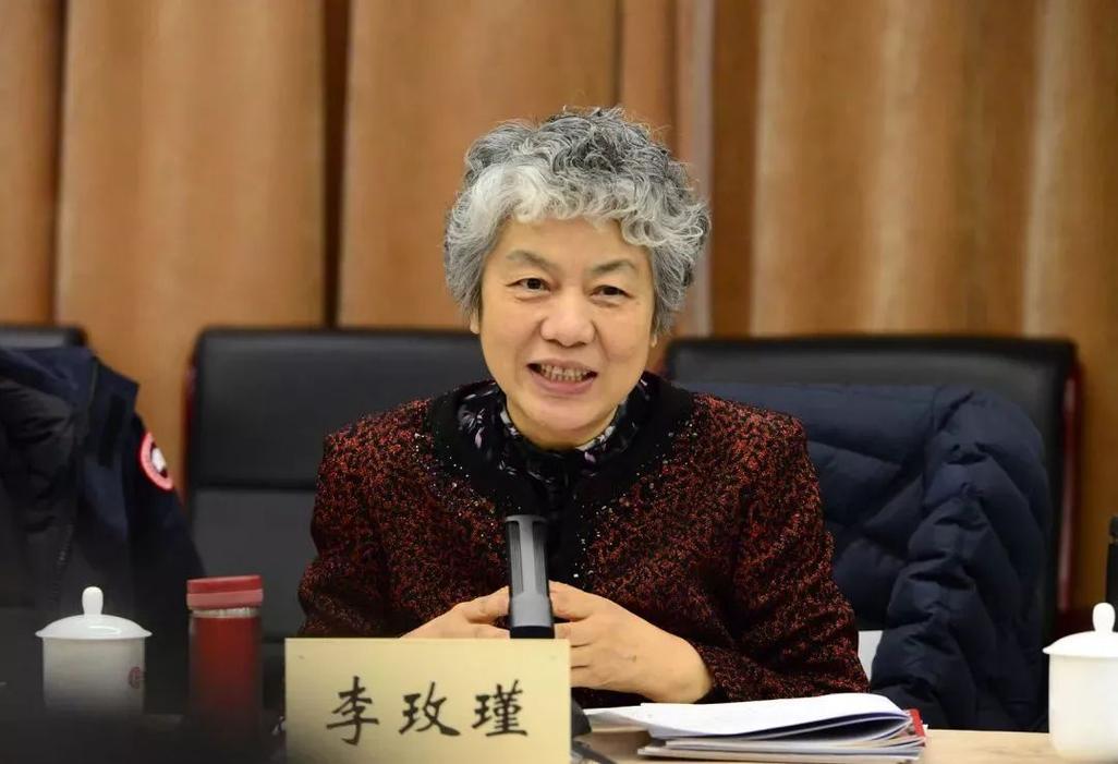 2024年，中国人民公安大学李玫瑾建议，凡是扶了老人被要求天价赔偿的，在老人拿不