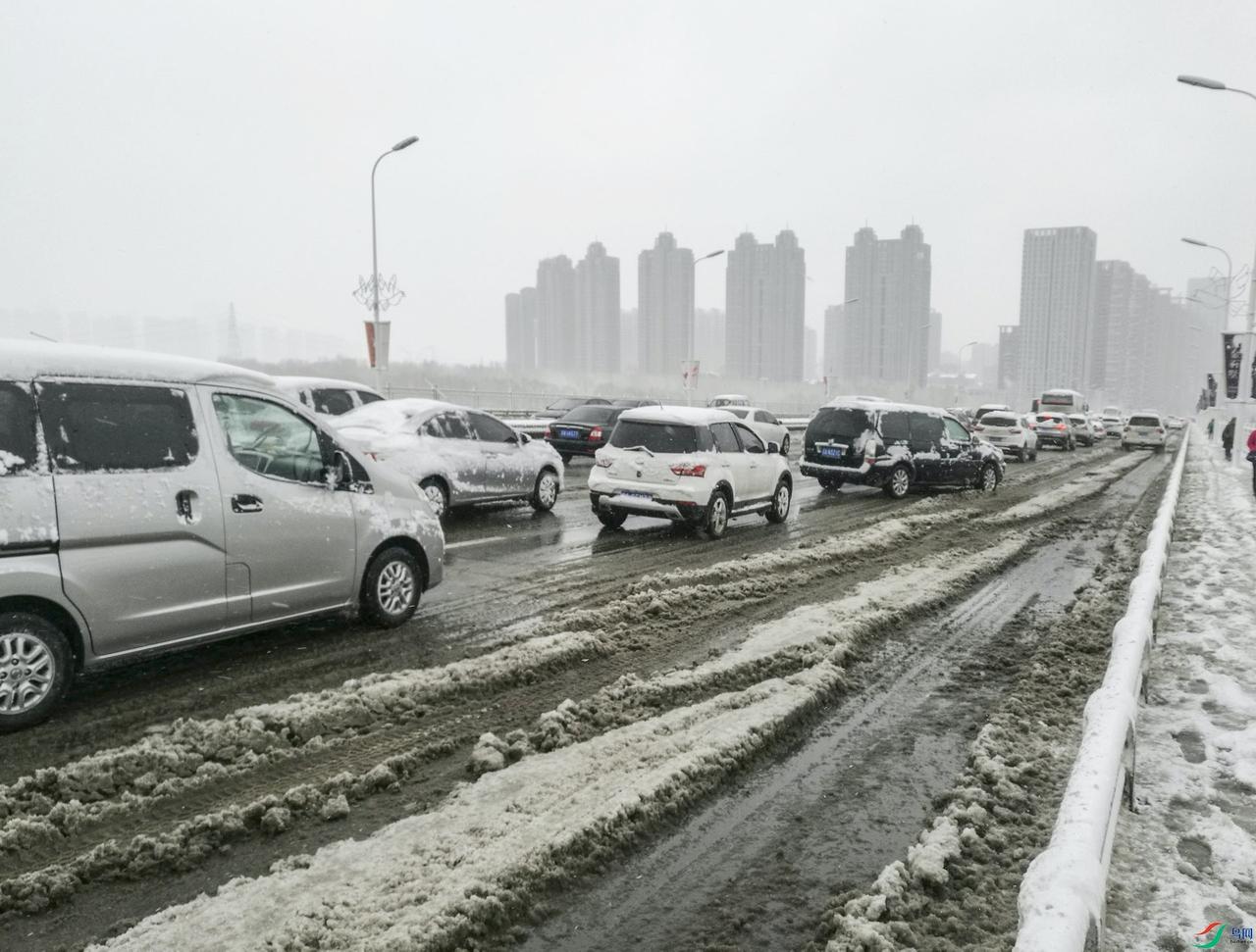 春运期间遭遇暴雪，许多朋友在返乡途中被堵在高速上。这不仅给出行带来了极大的不便，