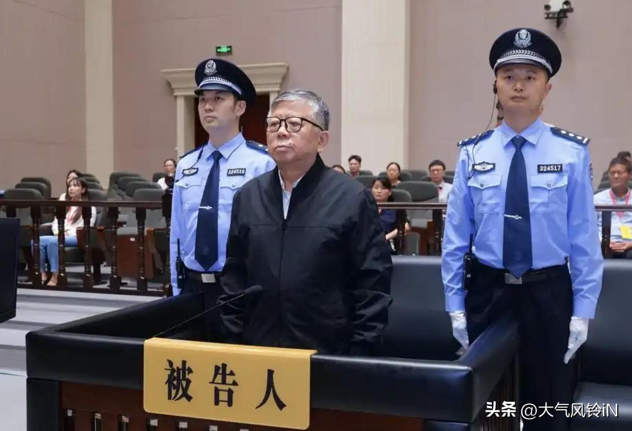时间跨度三十年，贪二十二个亿之多，三十年啊！说明我们对官员的监督力度有多薄弱，空