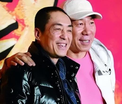 1997 年，张艺谋父亲临终前，躺在在病床上告诫儿子：“你一定要小心一个人，你根