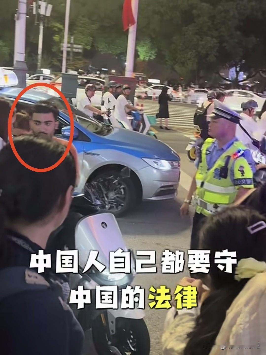 一外国男子在长沙街头起电动车不戴偷窥，被执勤交警拦下，这位交警帅哥说了一句“中国