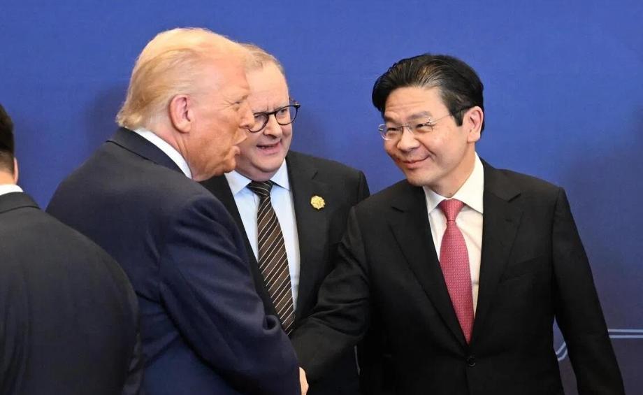 大国博弈的棋盘上，有人想掀桌子，有人想和稀泥。最近，新加坡总理黄循财对着东盟11