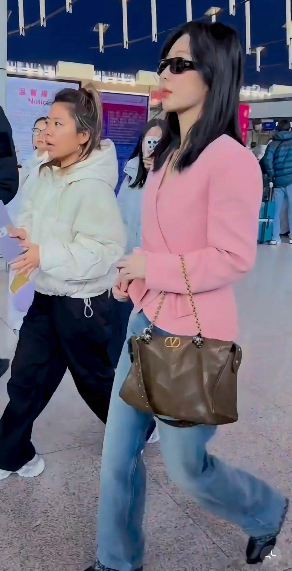 杨紫染红发紫姐这一身搭配和出发图到是不相上下啊！她有没有自己搭配衣服的权利！把牛