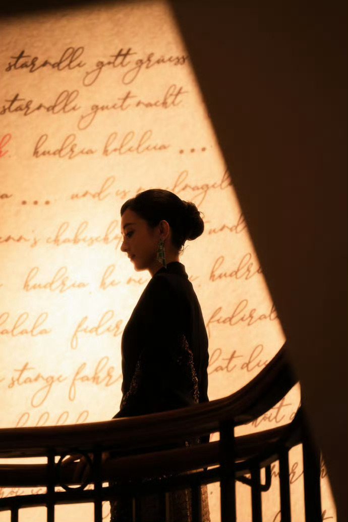 啊啊啊啊赵丽颖盘发造型完全是乔妍本妍！闪闪发光的大明星[开学季]好美好飒！！ 