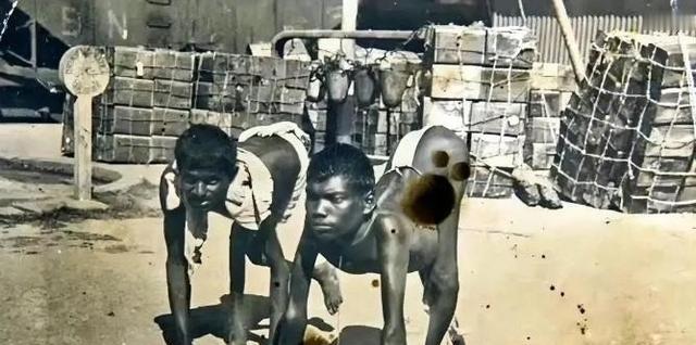 1987年，印度。新德里街头的“狗人”。＂狗人＂衣着破旧，往往蜷缩在街道的角落或