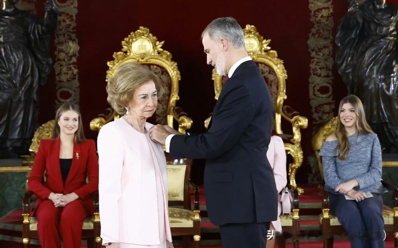 金羊毛勋章来啦来啦！索菲亚王后被儿子费利佩国王授予金羊毛勋章！粉色系穿搭难道是和