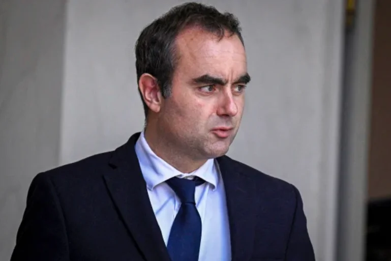 法国总理做出让步，挺过不信任投票