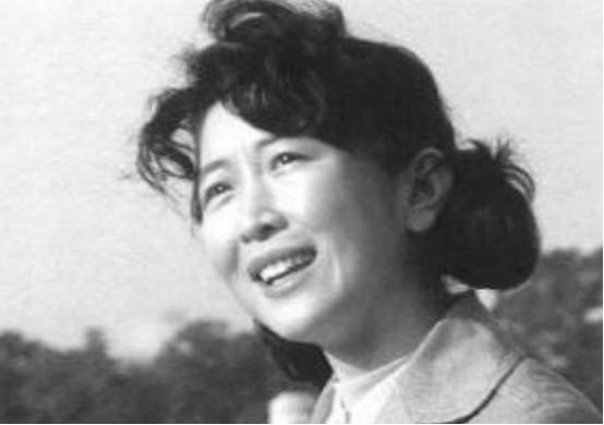 1990年除夕夜，唐国强的妻子洗完澡化完妆，穿上一身新衣，用一根绳子结束了自己的