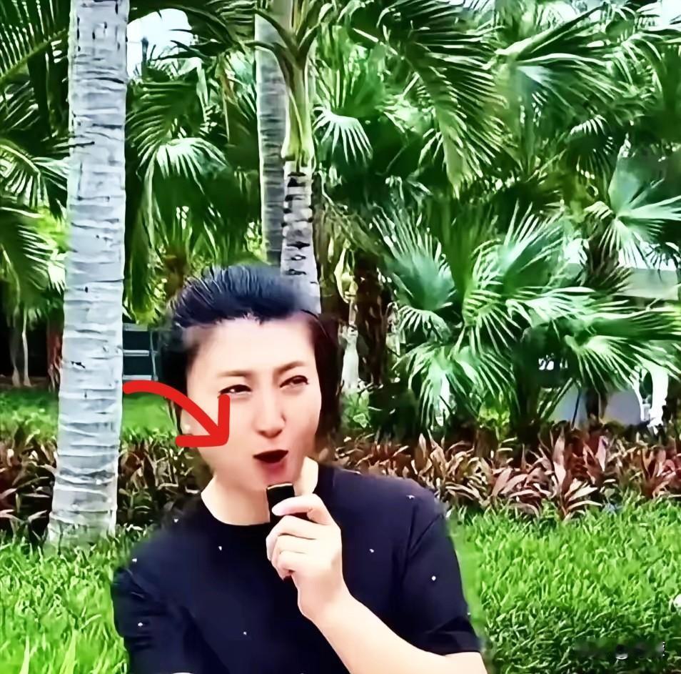 瞧瞧，这就叫“躲得过初一，
躲不过十五”。
闫学晶总算是消停了，不仅把社交平台的